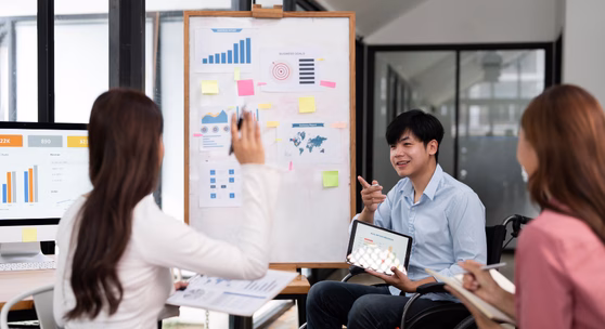 lehrer steht vor der tafel und beantwortet fragen von studierenden als symbolbild für das paeddr-doktorat im fernstudium
