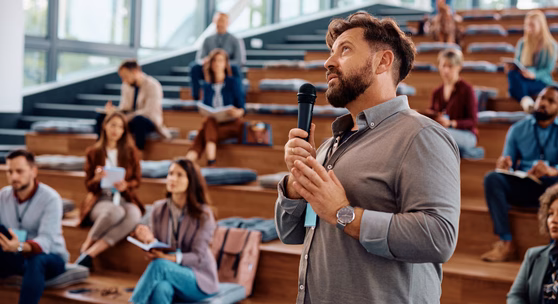 paedagogischer experte spricht in einem seminarraum vor studierenden über themen des paeddr-doktorats im fernstudium