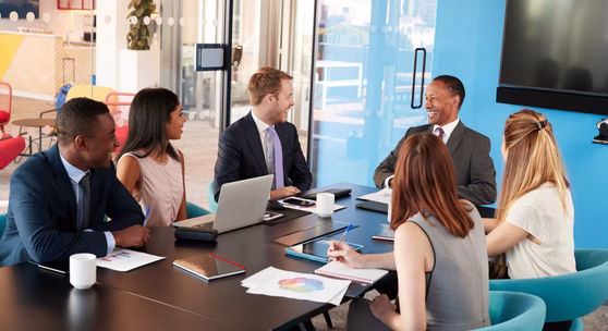 fuhrungskraefte und manager sitzen im besprechungsraum und arbeiten gemeinsam an inhalten des phdr-doktorats im fernstudium