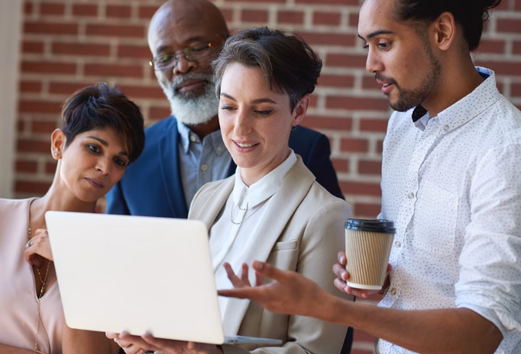 Berufstätige Studierende diskutieren über ihr berufsbegleitendes Top-Up MBA Fernstudium und gemeinsame Projekte