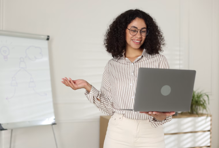 Absolventin des Master Pädagogik Fernstudiums arbeitet online an ihrer PaedDr.-Promotion nach erfolgreichem Abschluss des M.Ed.