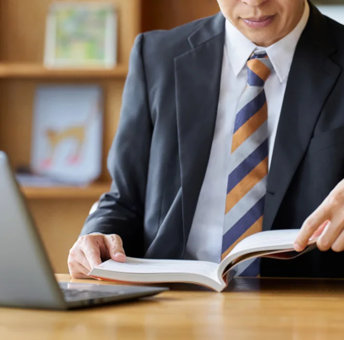 PhDr. vs. PhD: Welcher Weg passt zu Ihrer Karriere?